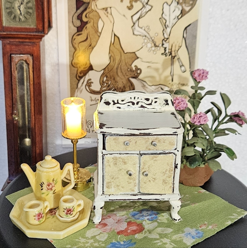 Dollhouse Miniature Side Table / Night Stand
